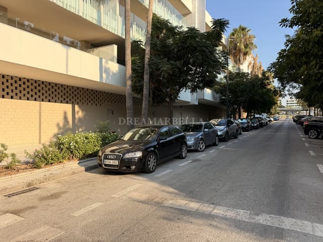 Kommersiell att hyra i San Pedro de Alcantara, Marbella med pool - 3 000 € (Ref: 9911439)