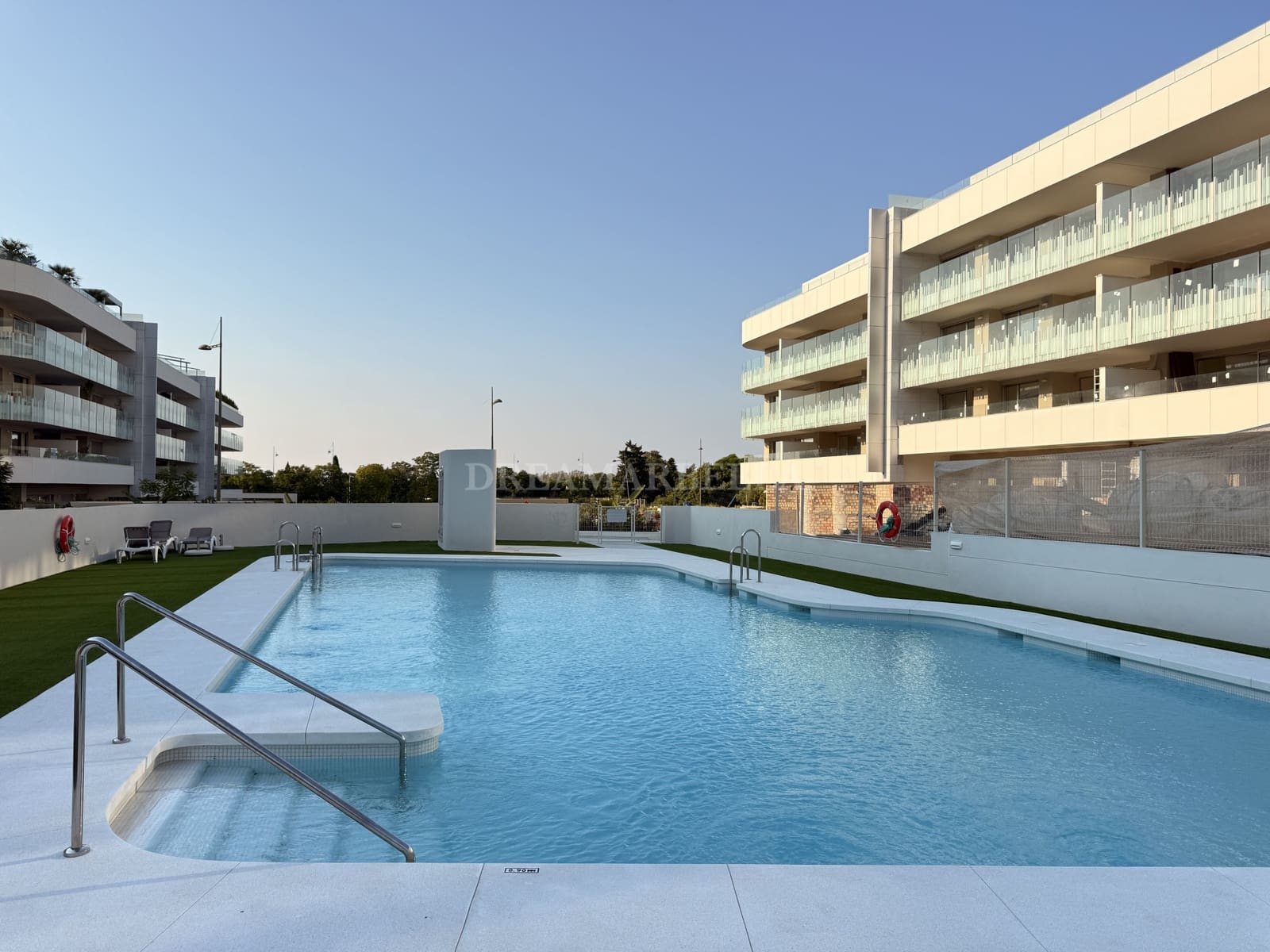 Kommersiell att hyra i San Pedro de Alcantara med pool - 3 000 € (Ref: 9911439)