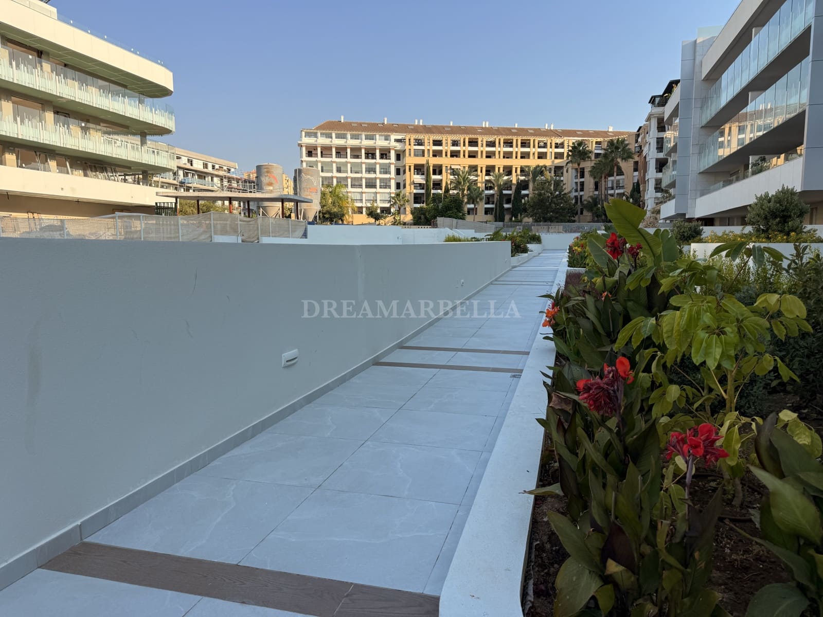 Kommersiell att hyra i San Pedro de Alcantara med pool - 3 000 € (Ref: 9911439)