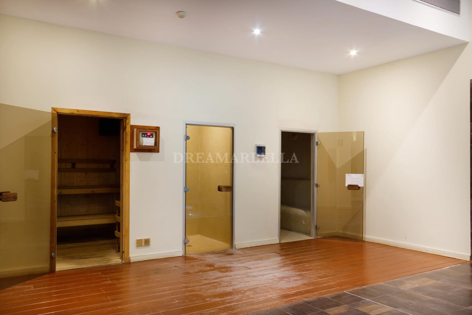 2 soverom Leilighet til salgs i Estepona med svømmebasseng garasje - € 465 000 (Ref: 9911443)