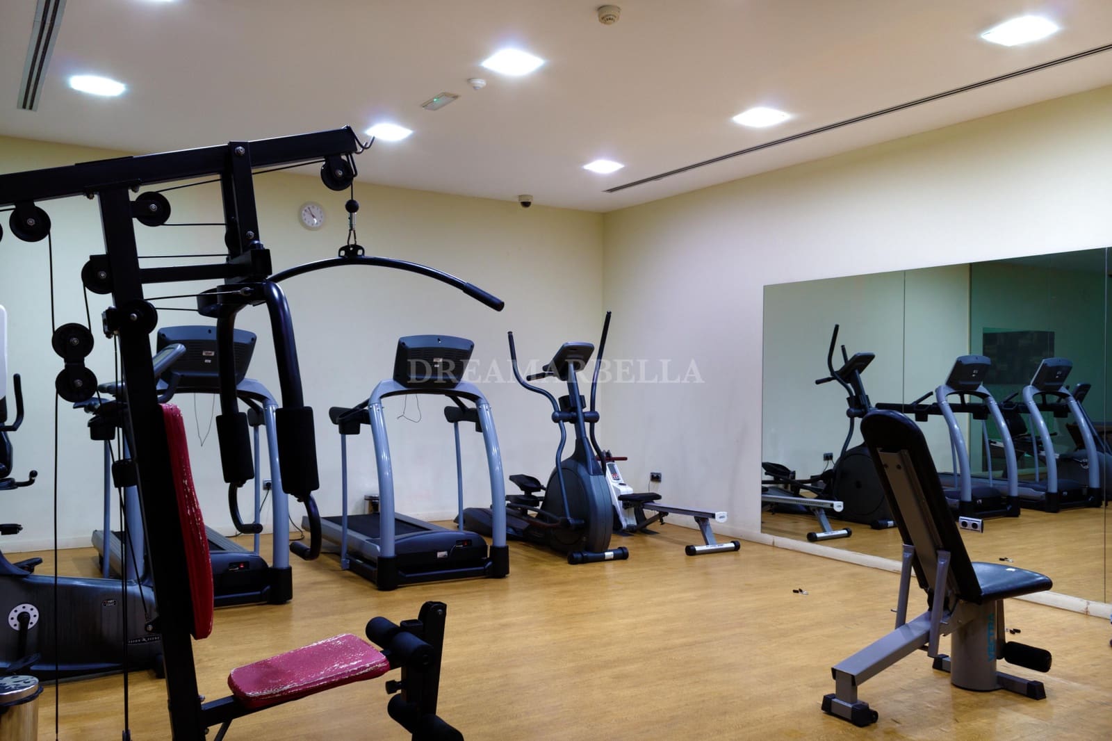 2 soverom Leilighet til salgs i Estepona med svømmebasseng garasje - € 465 000 (Ref: 9911443)