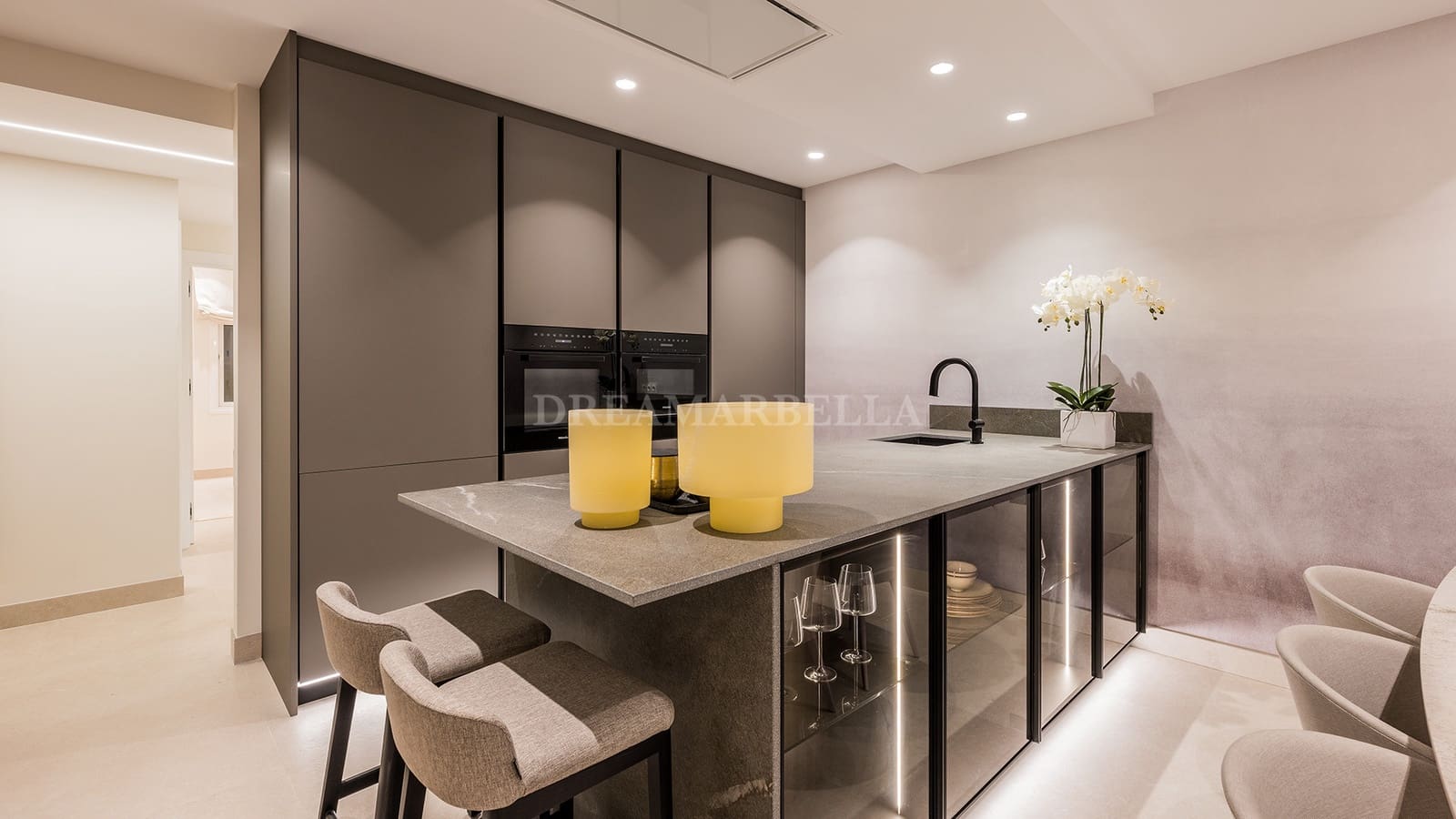 Apartamento de 3 habitaciones en Estepona en venta con piscina garaje - 2.350.000 € (Ref: 9911446)
