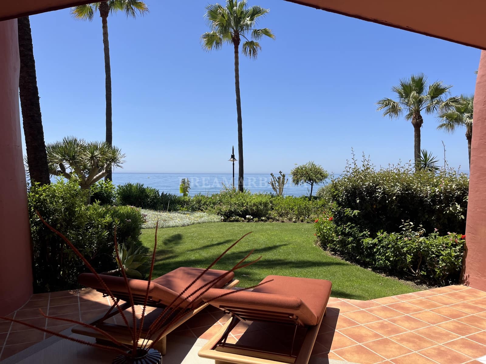 Apartamento de 3 habitaciones en Estepona en venta con piscina garaje - 2.350.000 € (Ref: 9911446)