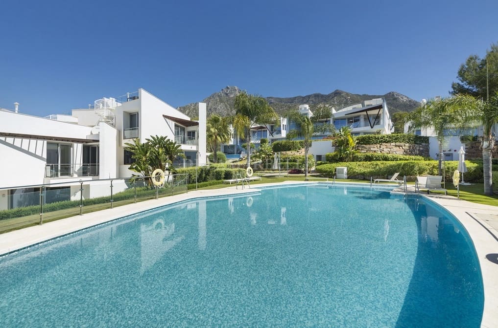 5 soverom Kjedet enebolig til salgs i Marbella med svømmebasseng garasje - € 3 000 000 (Ref: 9911448)