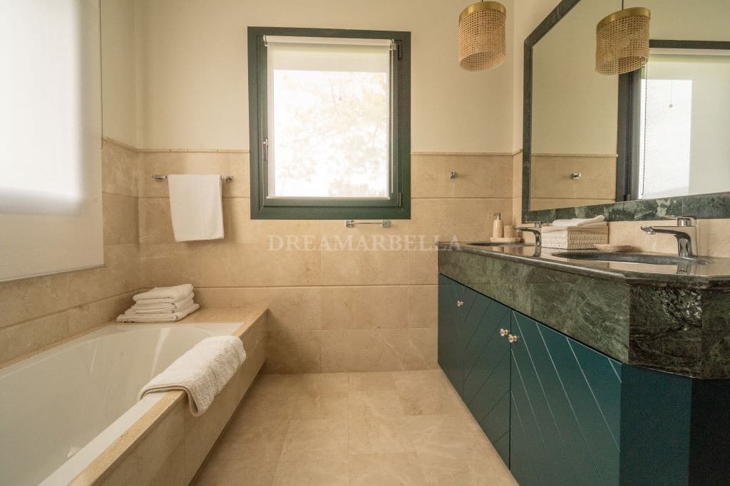 Villa/Maison de 5 chambres à louer à New Golden Mile avec piscine garage - 20 000 € (Ref: 9911450)