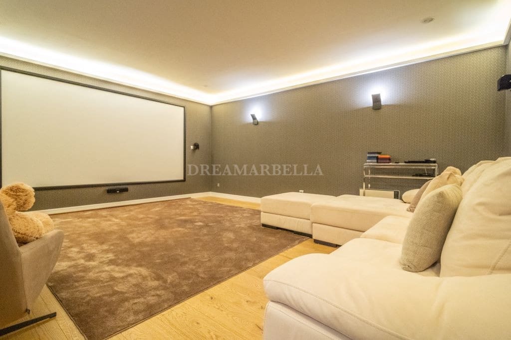 Villa/Maison de 5 chambres à louer à New Golden Mile avec piscine garage - 20 000 € (Ref: 9911450)
