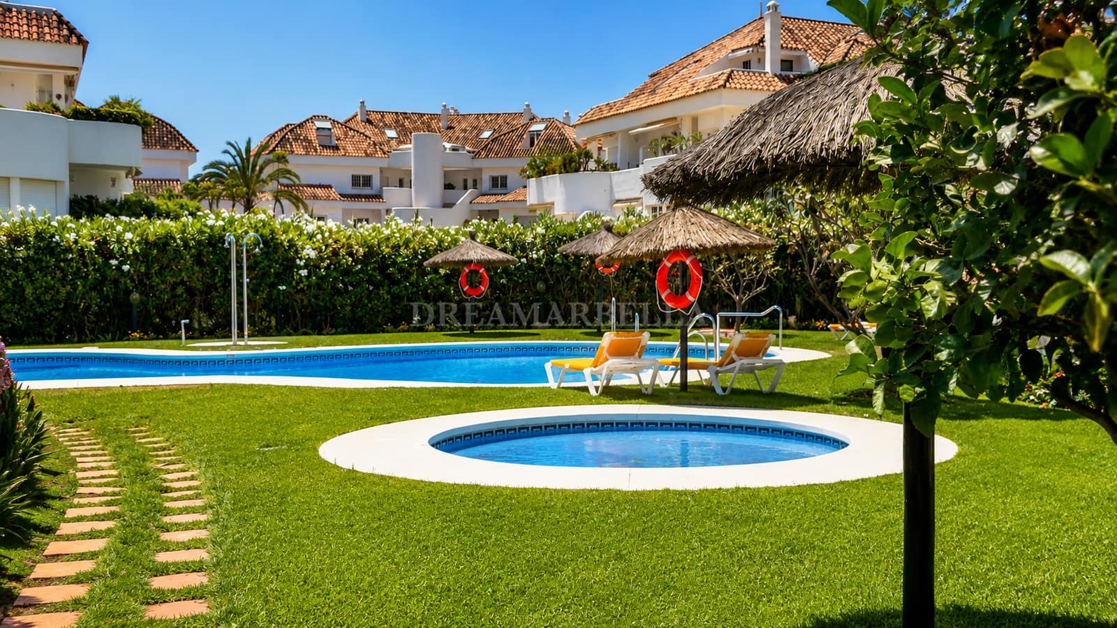 2 bedroom Apartment for sale in Marbella with pool garage - € 549,000 (Ref: 9920578)