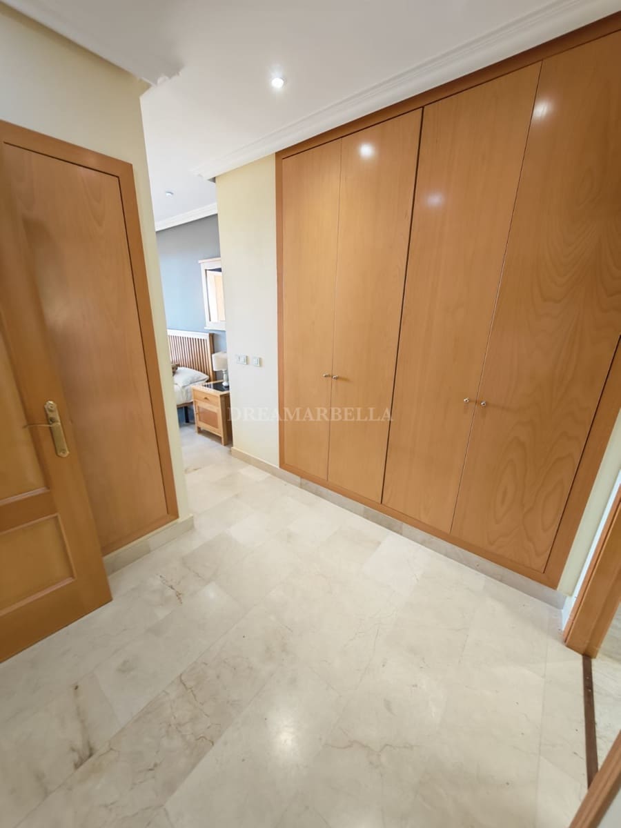 2 Zimmer Apartment zu vermieten in Benahavis mit Pool Garage - 2.500 € (Ref: 9948072)