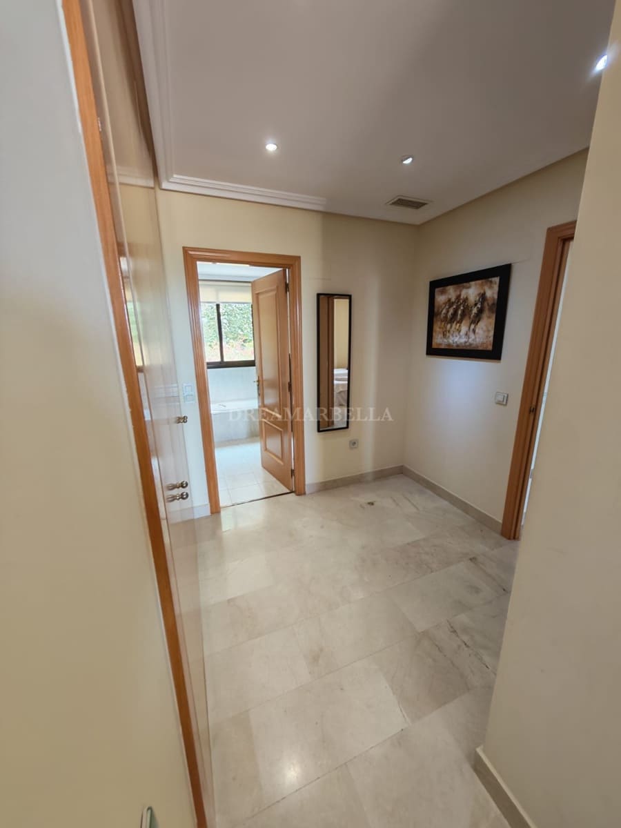 2 Zimmer Apartment zu vermieten in Benahavis mit Pool Garage - 2.500 € (Ref: 9948072)