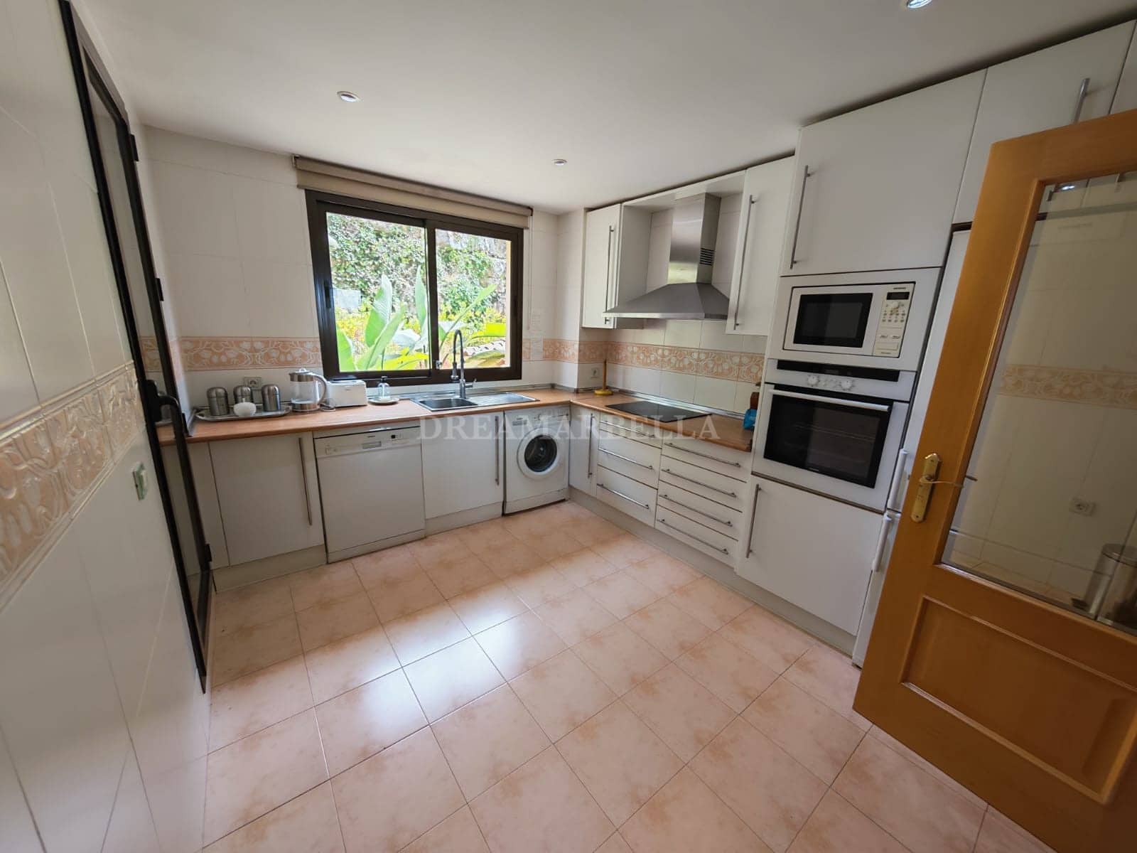 2 Zimmer Apartment zu vermieten in Benahavis mit Pool Garage - 2.500 € (Ref: 9948072)