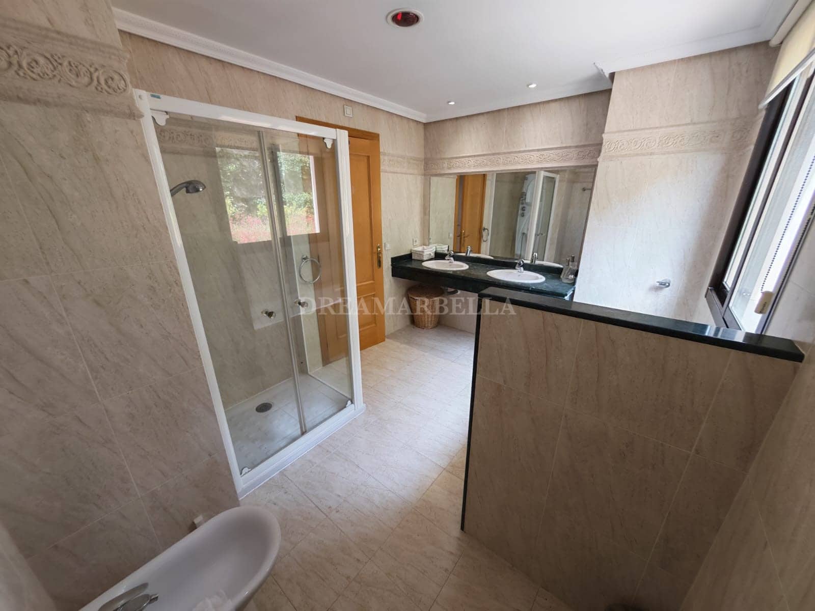 2 Zimmer Apartment zu vermieten in Benahavis mit Pool Garage - 2.500 € (Ref: 9948072)