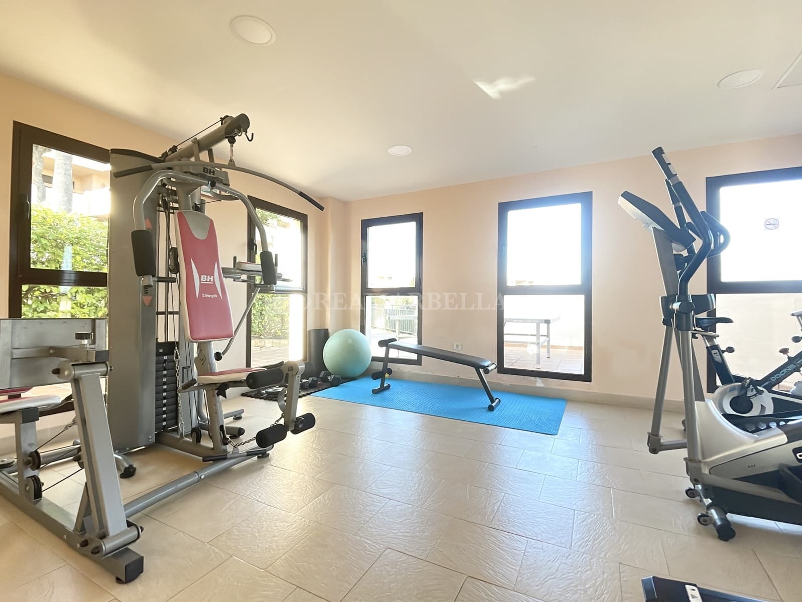 2 bedroom Apartment for rent in Benahavis with pool garage - € 2,500 (Ref: 9948072)