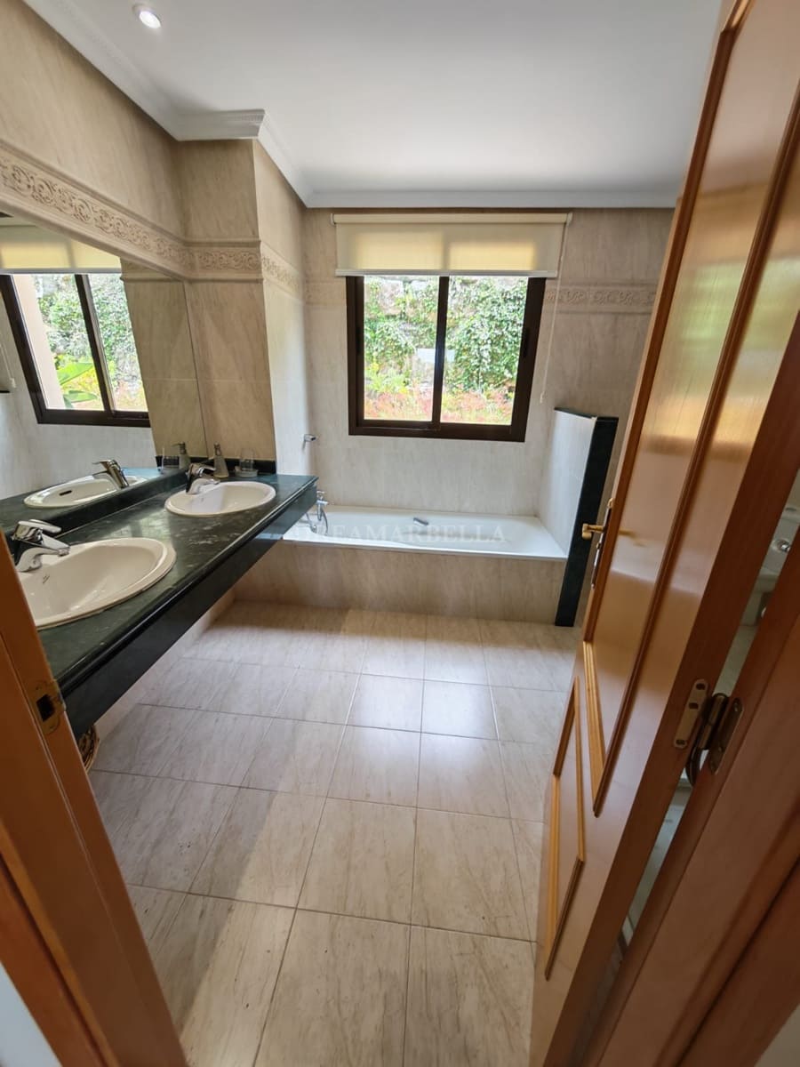 2 sovrum Lägenhet för semesterbostäder i Benahavis med pool garage - 1 000 € (Ref: 9948073)