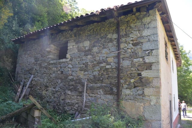 3 bedroom Finca/Country House for sale in Oseja de Sajambre with garage - € 50,000 (Ref: 6232569)