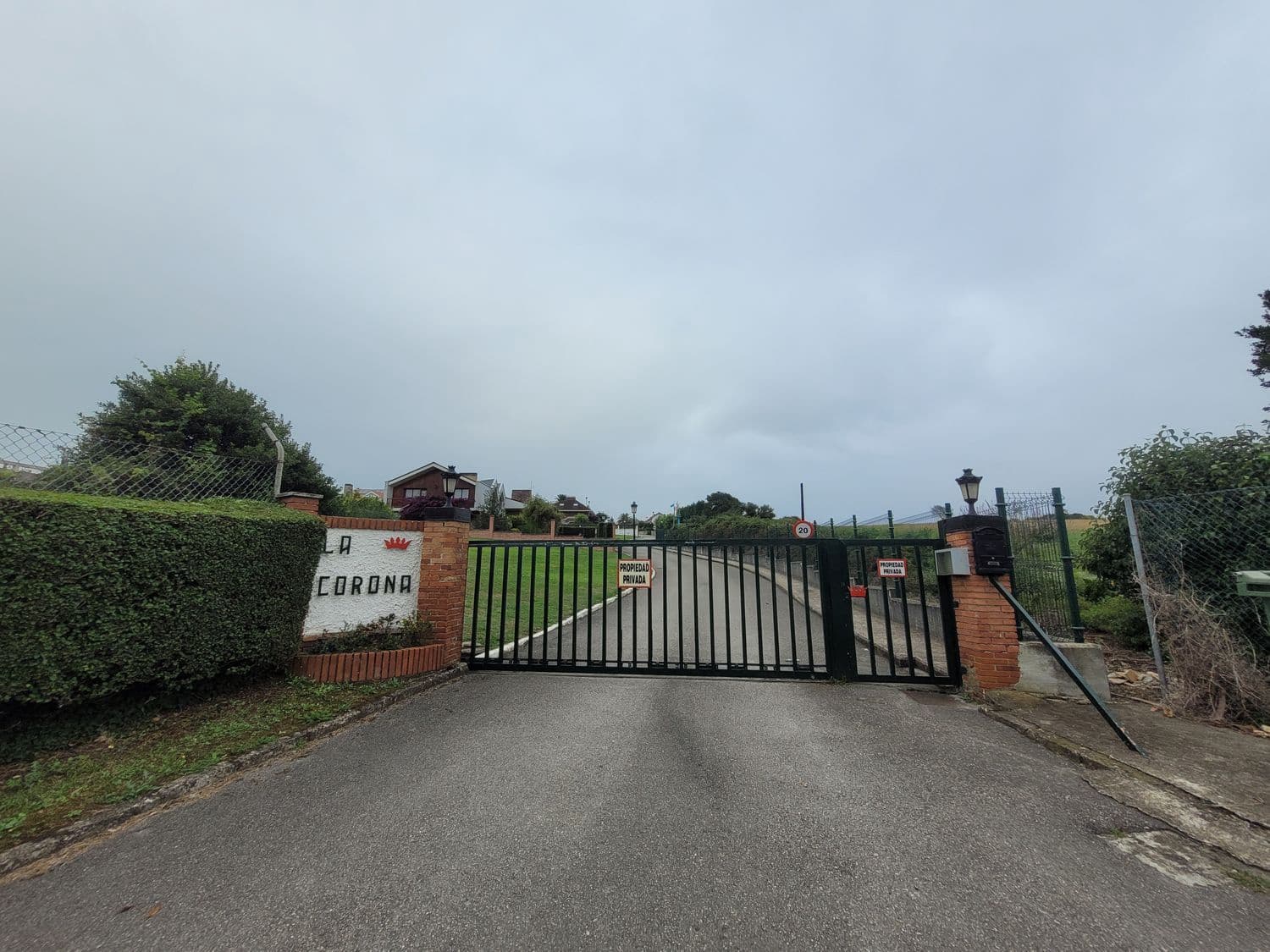 Grunde uden byggetilladelser til salg i Gozon - € 120.000 (Ref: 7042046)