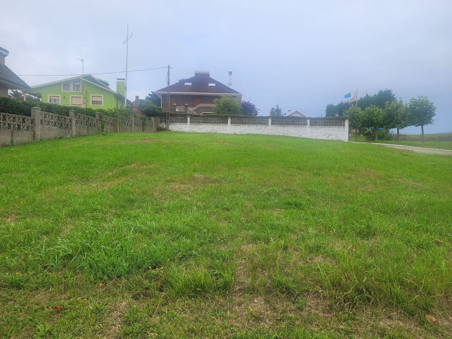 Grunde uden byggetilladelser til salg i Gozon - € 120.000 (Ref: 7042046)