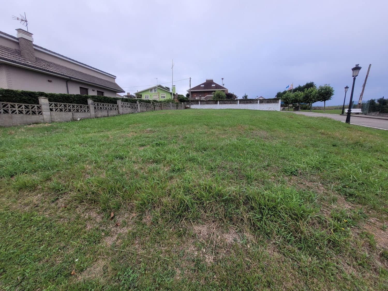 Grunde uden byggetilladelser til salg i Gozon - € 120.000 (Ref: 7042046)