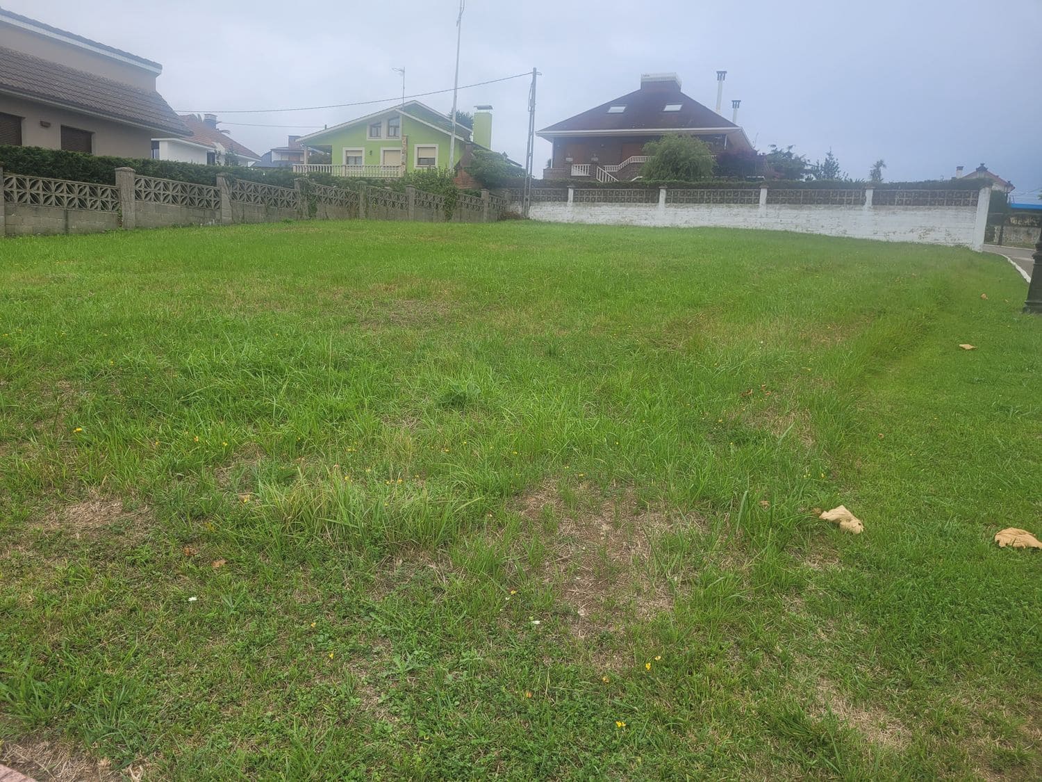 Grunde uden byggetilladelser til salg i Gozon - € 120.000 (Ref: 7042046)