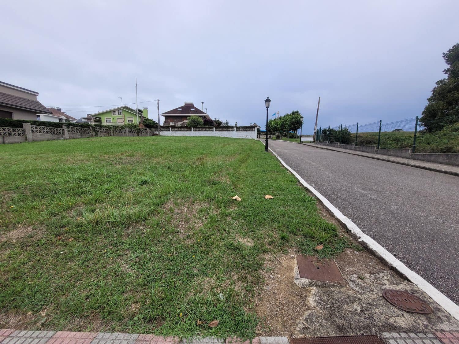 Grunde uden byggetilladelser til salg i Gozon - € 120.000 (Ref: 7042046)