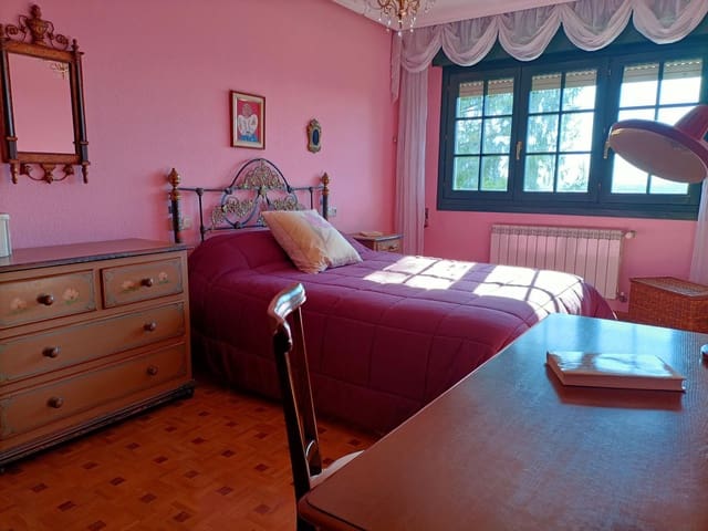 6 bedroom Townhouse for sale in Llanera with pool garage - € 482,000 (Ref: 7412948)