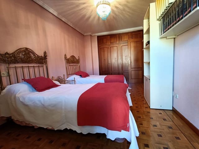 6 bedroom Townhouse for sale in Llanera with pool garage - € 482,000 (Ref: 7412948)