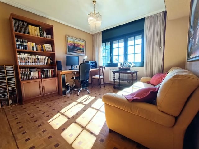 6 bedroom Townhouse for sale in Llanera with pool garage - € 482,000 (Ref: 7412948)