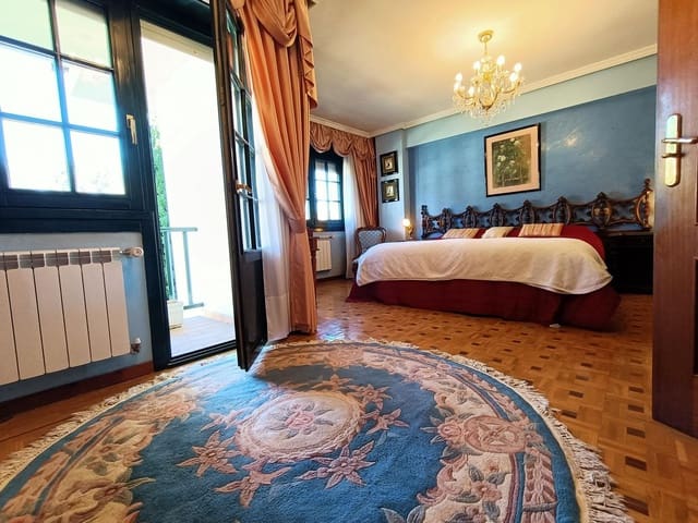 6 bedroom Townhouse for sale in Llanera with pool garage - € 482,000 (Ref: 7412948)