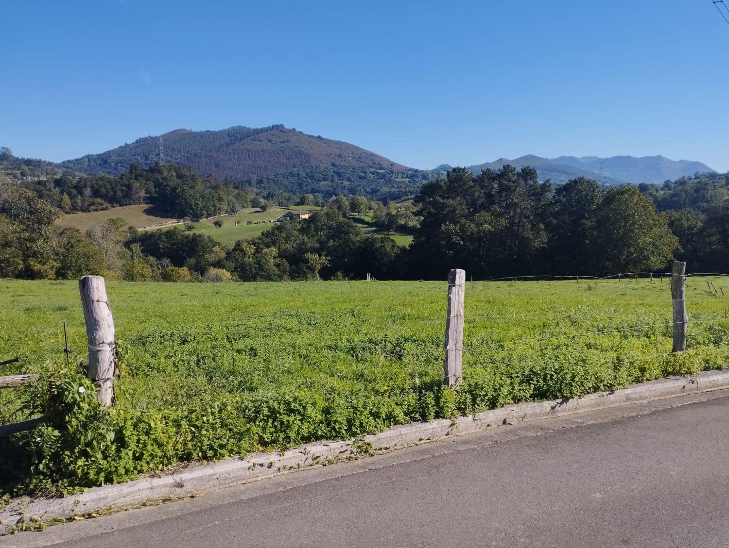 Grunde uden byggetilladelser til salg i Nava - € 70.000 (Ref: 8084604)