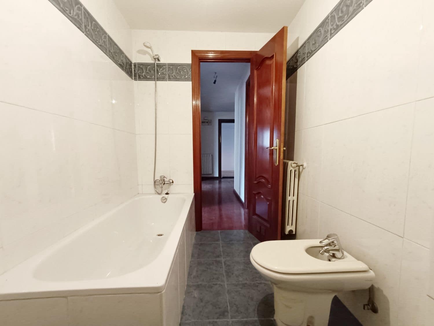 10 bedroom Townhouse for sale in Lena with garage - € 535,000 (Ref: 8084619)