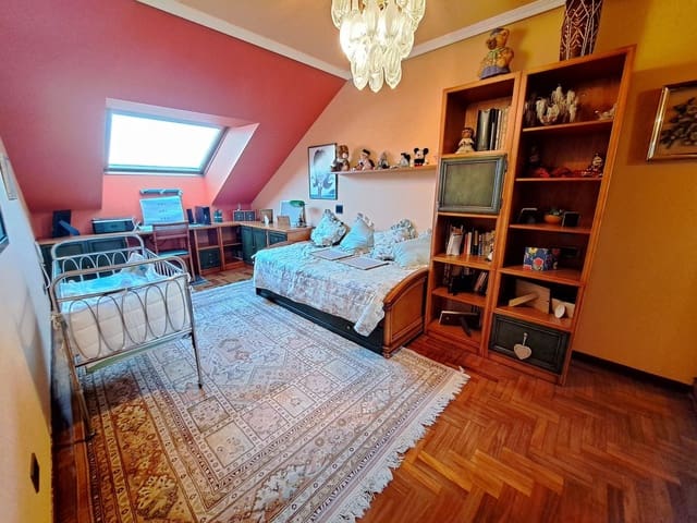 6 bedroom Townhouse for sale in Langreo with garage - € 289,000 (Ref: 8125901)