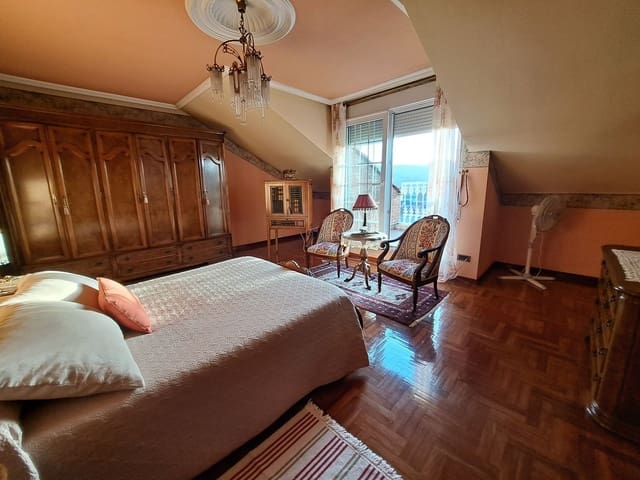 6 bedroom Townhouse for sale in Langreo with garage - € 289,000 (Ref: 8125901)