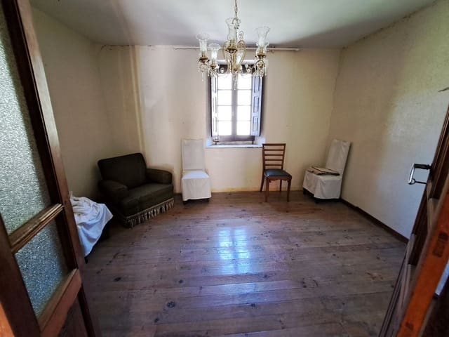 5 bedroom Finca/Country House for sale in Cármenes with garage - € 79,000 (Ref: 8247241)