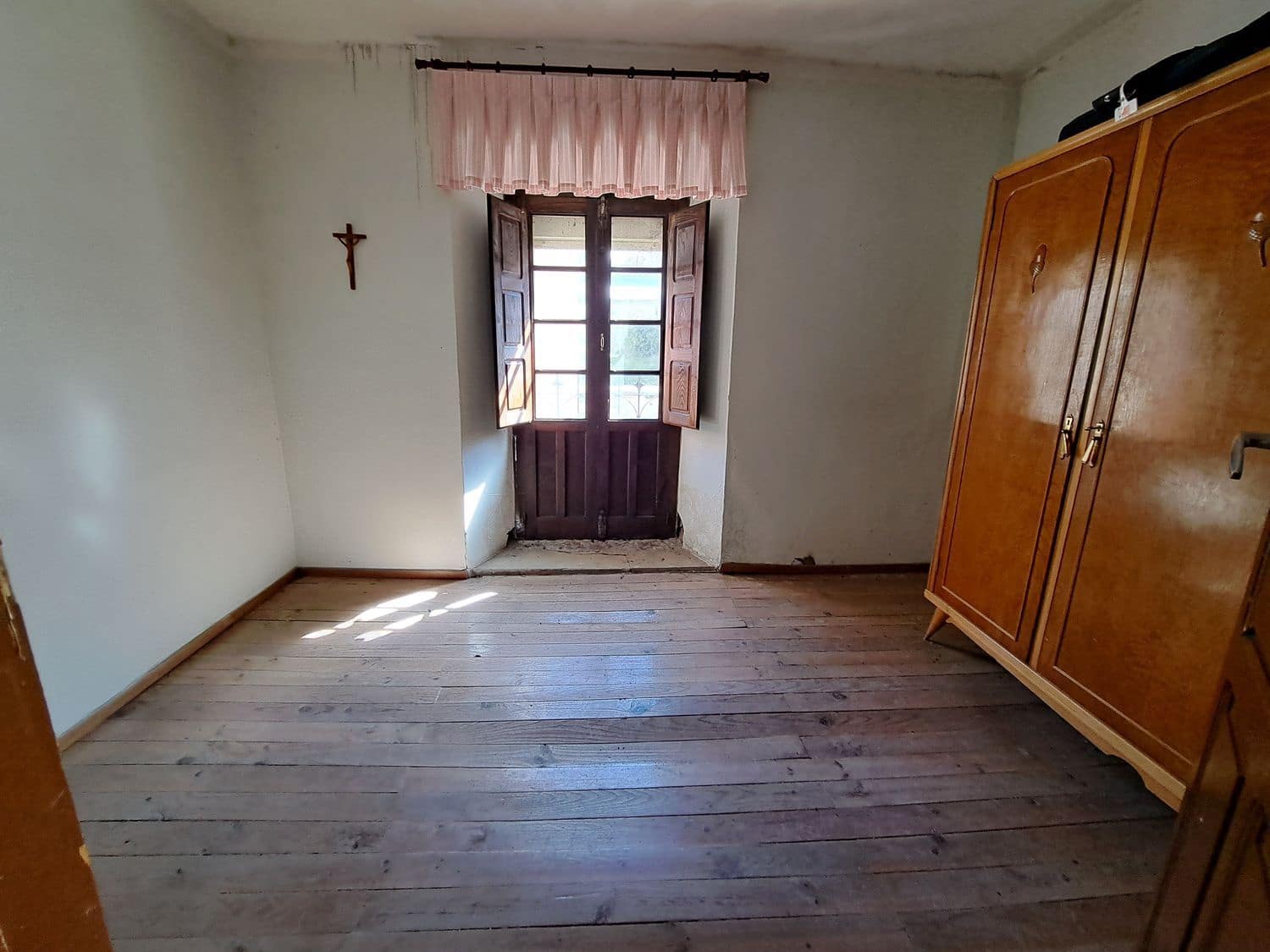 5 bedroom Finca/Country House for sale in Carmenes with garage - € 79,000 (Ref: 8247241)