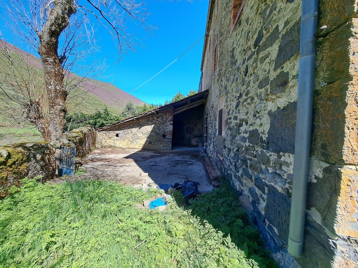 5 bedroom Finca/Country House for sale in Carmenes with garage - € 79,000 (Ref: 8247241)