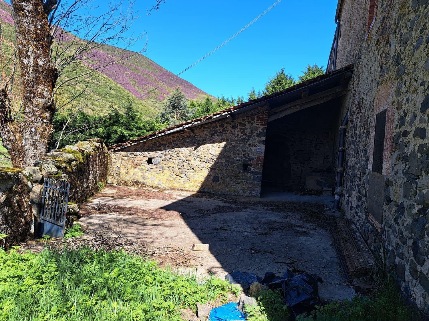 5 bedroom Finca/Country House for sale in Carmenes with garage - € 79,000 (Ref: 8247241)