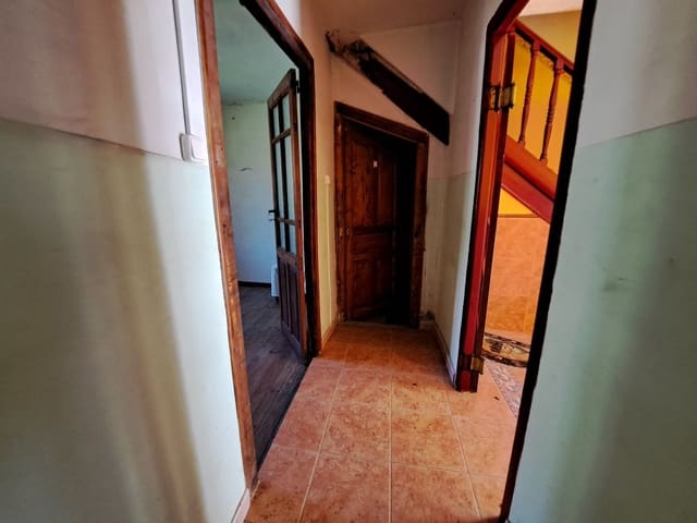 5 bedroom Finca/Country House for sale in Cármenes with garage - € 79,000 (Ref: 8247241)