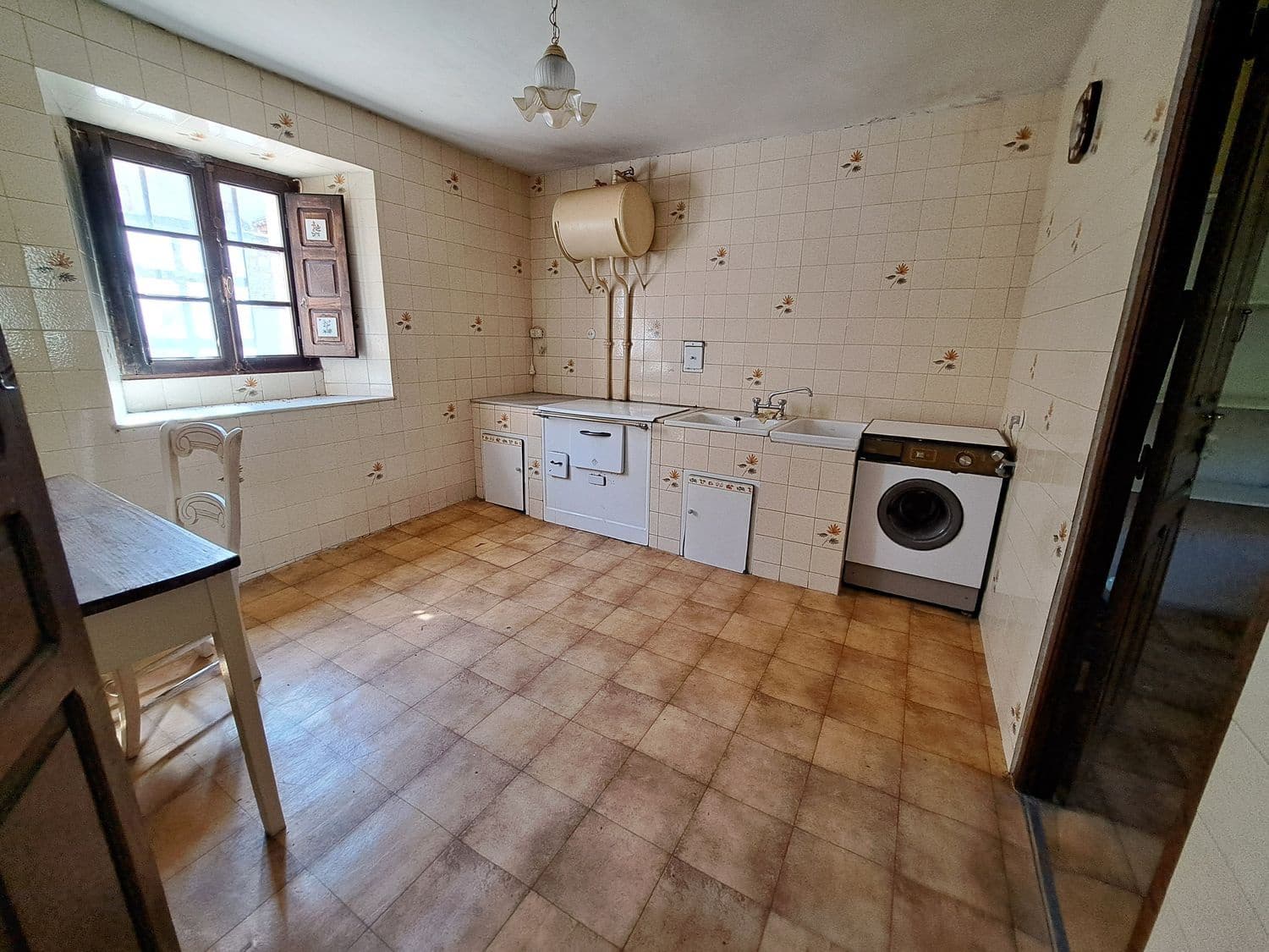 5 bedroom Finca/Country House for sale in Carmenes with garage - € 79,000 (Ref: 8247241)