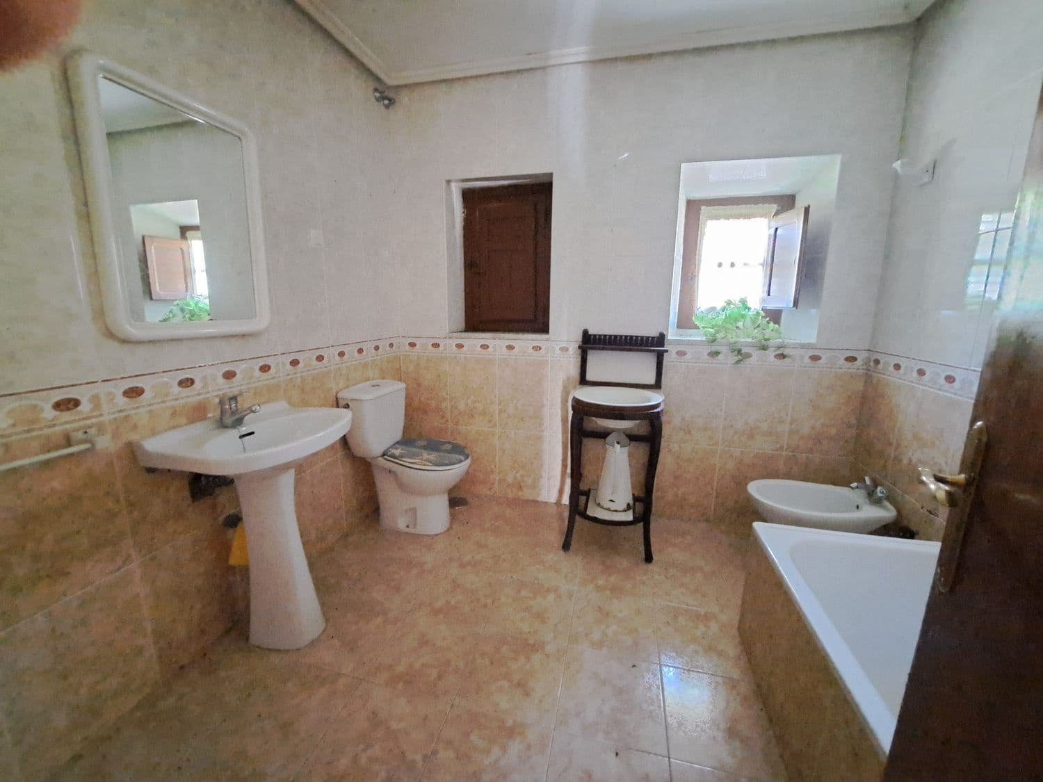 5 bedroom Finca/Country House for sale in Carmenes with garage - € 79,000 (Ref: 8247241)