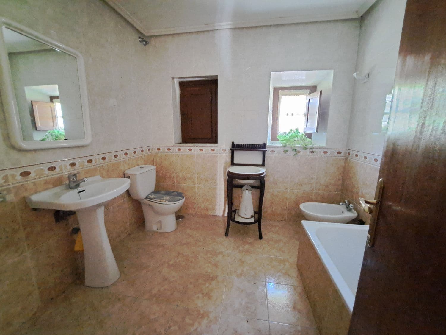 5 bedroom Finca/Country House for sale in Carmenes with garage - € 79,000 (Ref: 8247241)