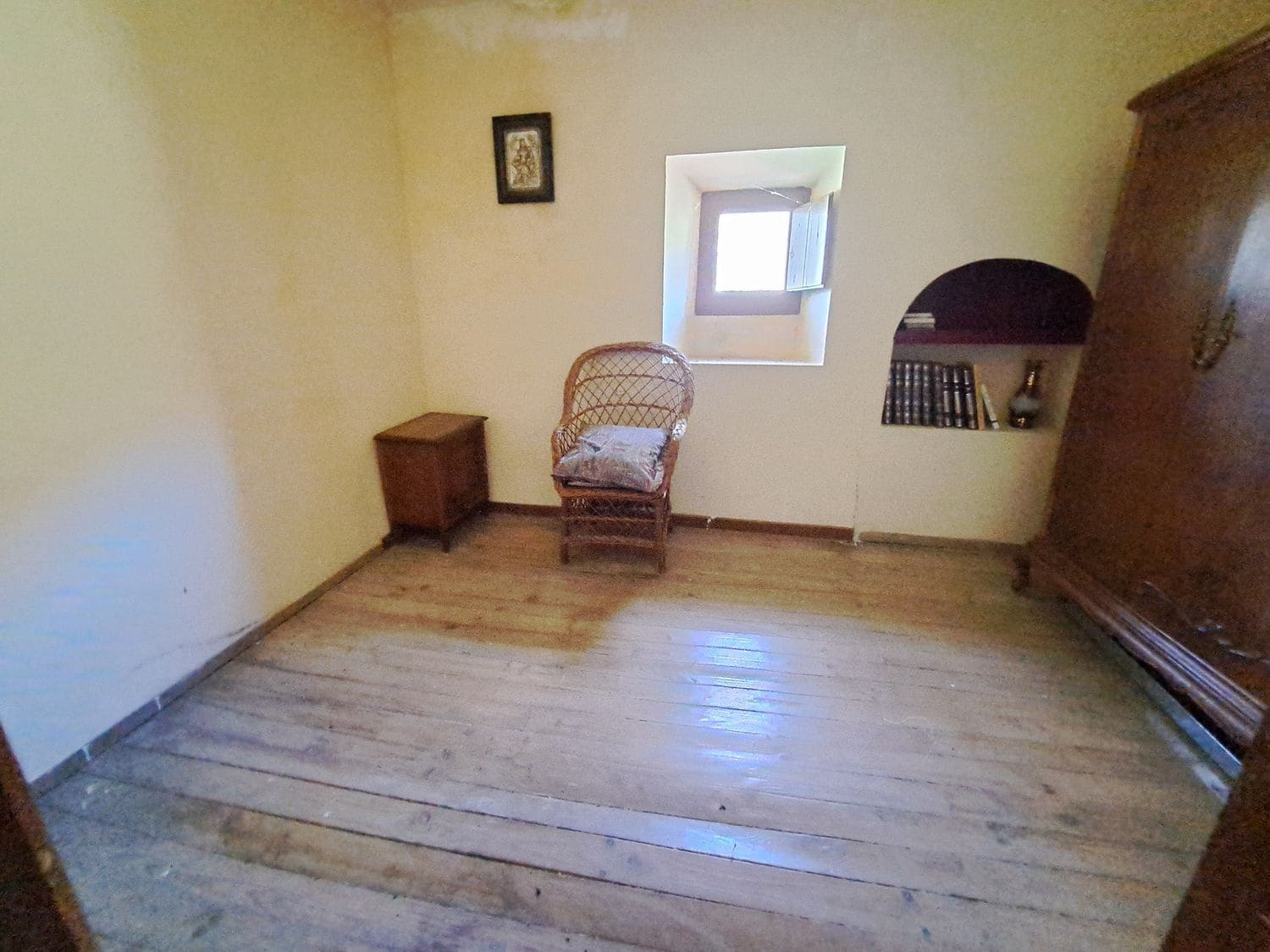 5 bedroom Finca/Country House for sale in Carmenes with garage - € 79,000 (Ref: 8247241)