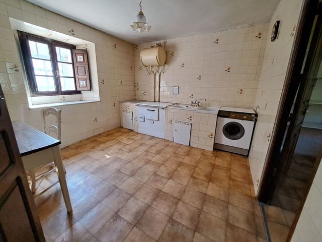 5 bedroom Finca/Country House for sale in Cármenes with garage - € 79,000 (Ref: 8247241)