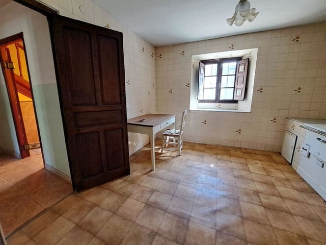 5 bedroom Finca/Country House for sale in Cármenes with garage - € 79,000 (Ref: 8247241)