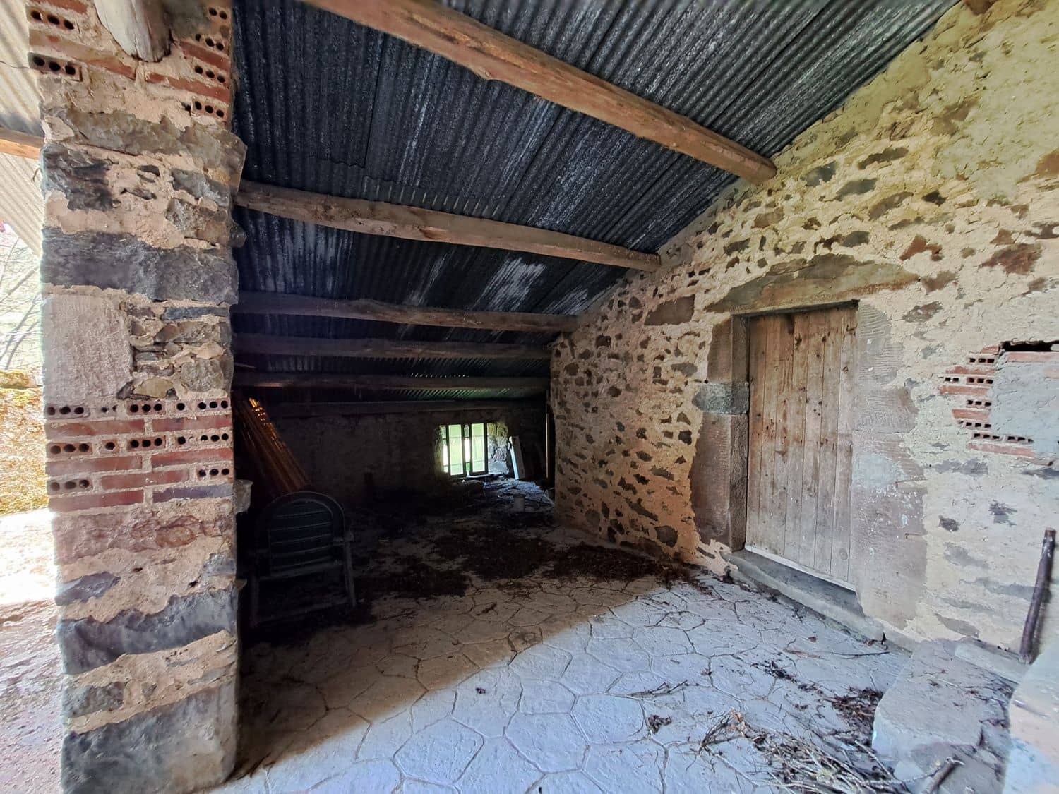 5 bedroom Finca/Country House for sale in Carmenes with garage - € 79,000 (Ref: 8247241)