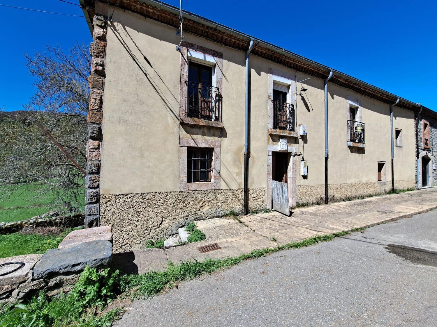 5 bedroom Finca/Country House for sale in Carmenes with garage - € 79,000 (Ref: 8247241)