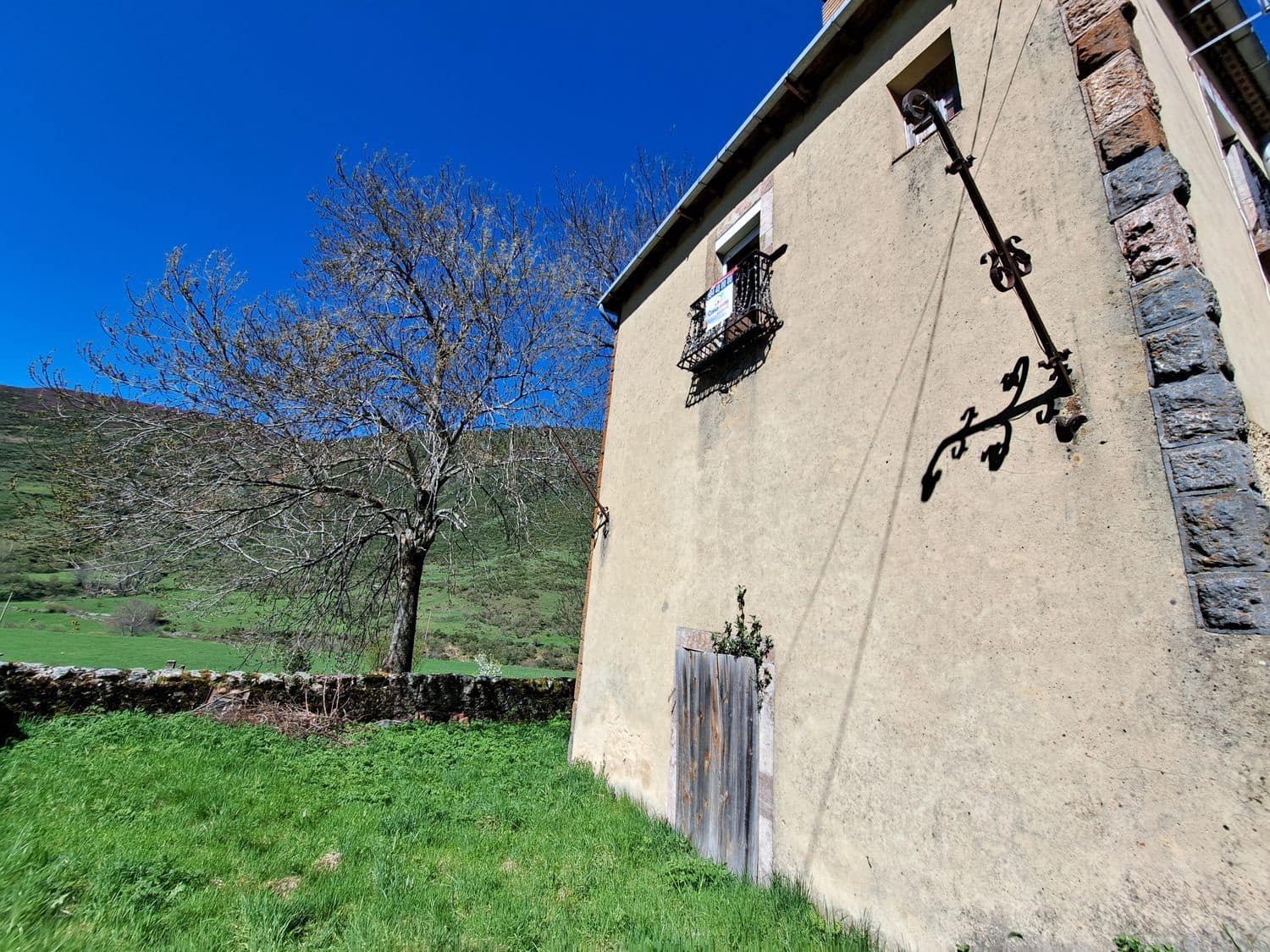 5 bedroom Finca/Country House for sale in Carmenes with garage - € 79,000 (Ref: 8247241)