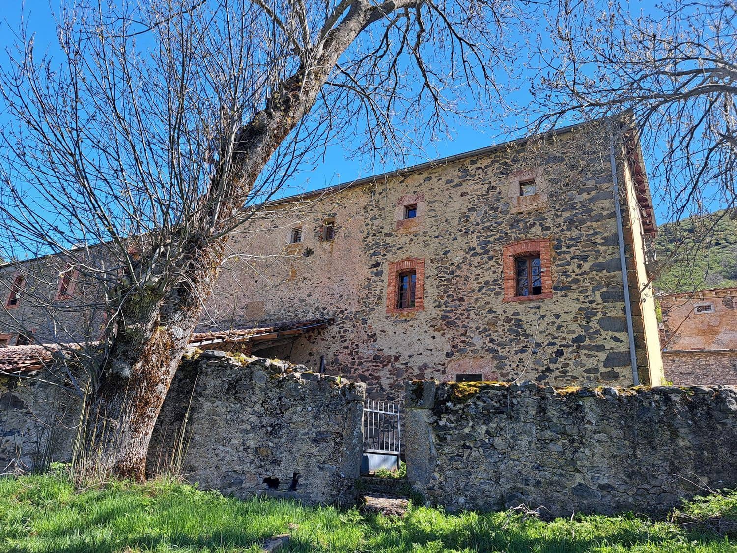 5 bedroom Finca/Country House for sale in Carmenes with garage - € 79,000 (Ref: 8247241)