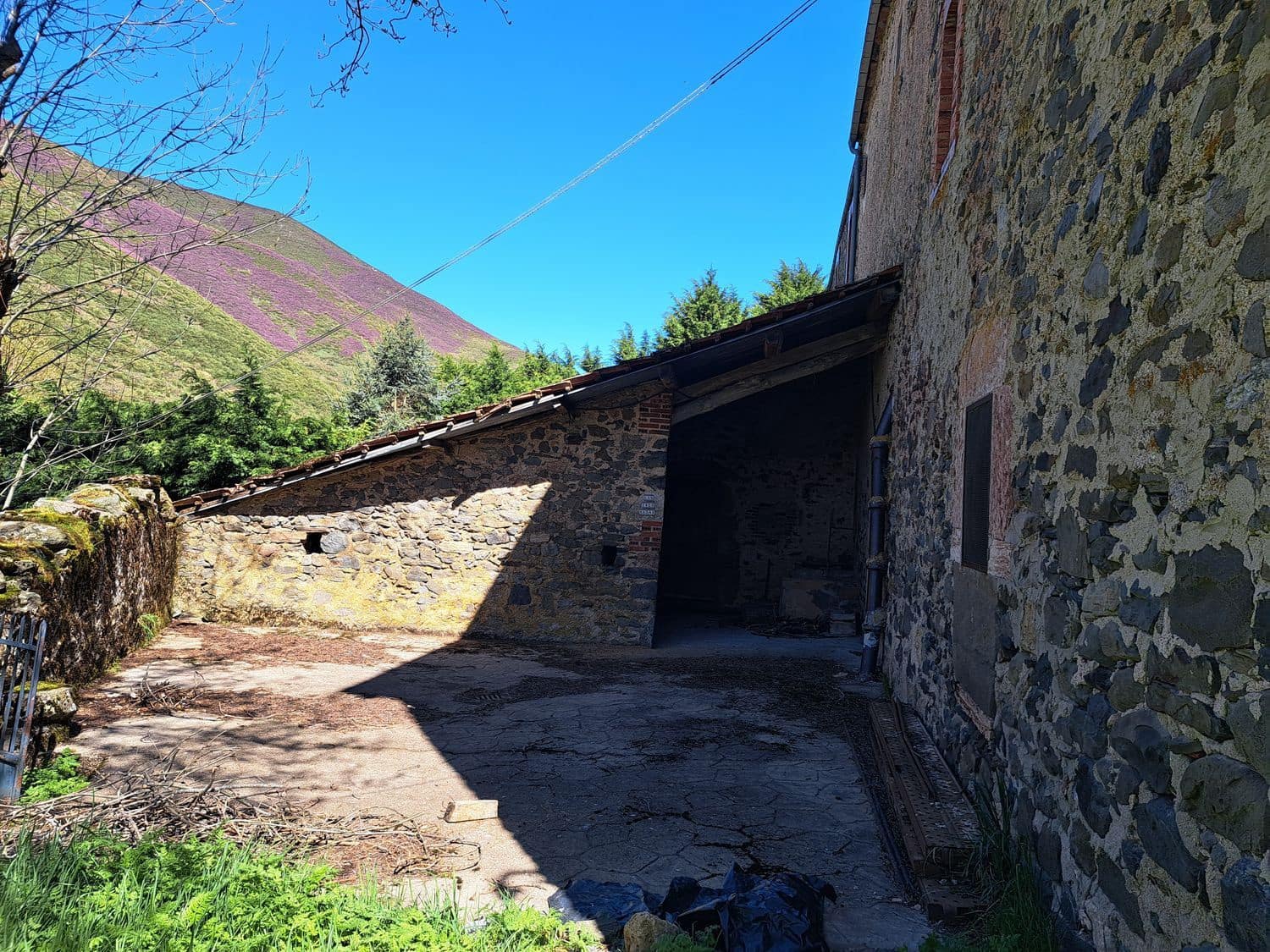 5 bedroom Finca/Country House for sale in Carmenes with garage - € 79,000 (Ref: 8247241)