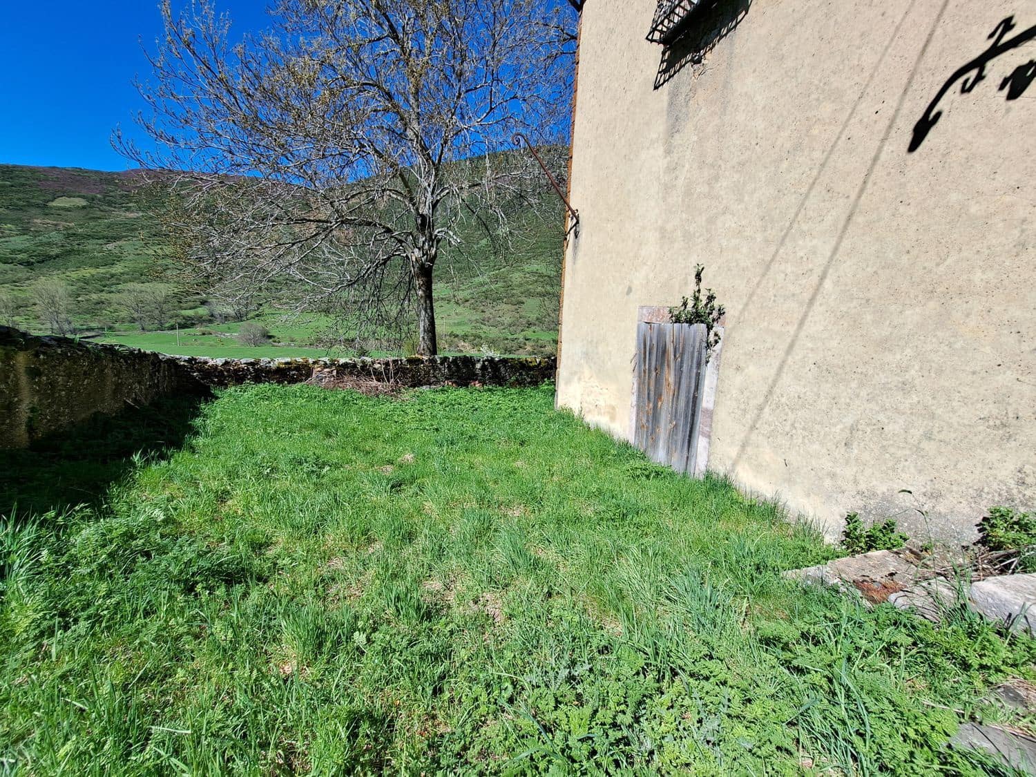 5 bedroom Finca/Country House for sale in Carmenes with garage - € 79,000 (Ref: 8247241)