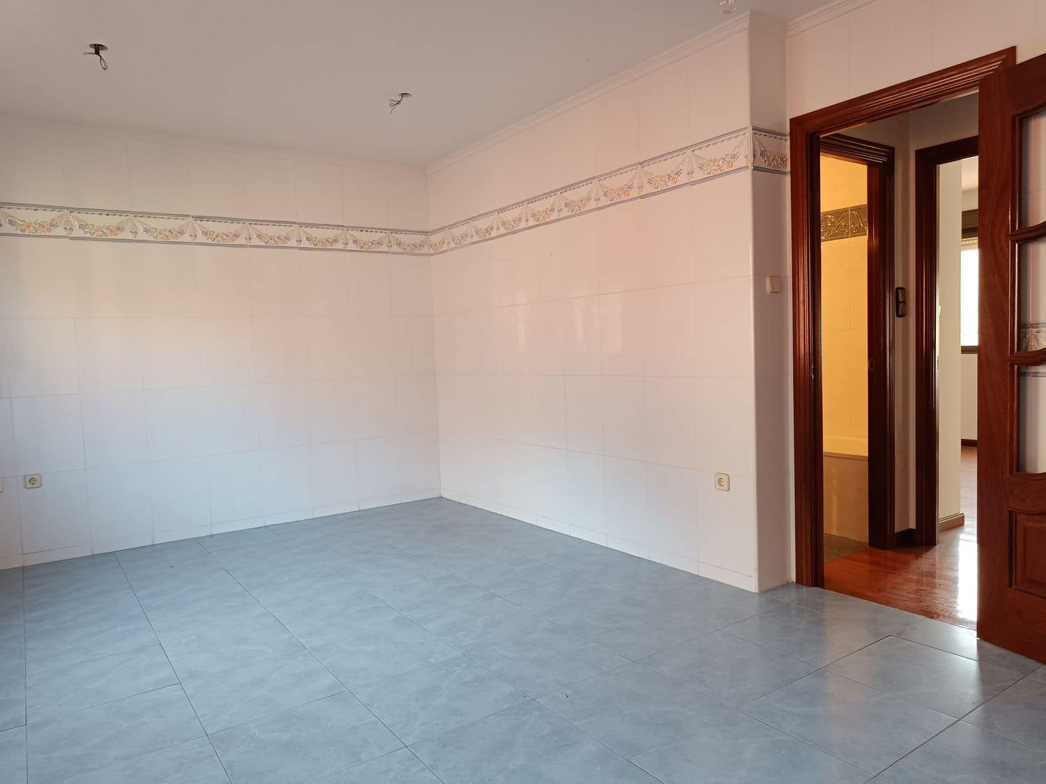 Erhverv til salg i Lena - € 535.000 (Ref: 8303308)