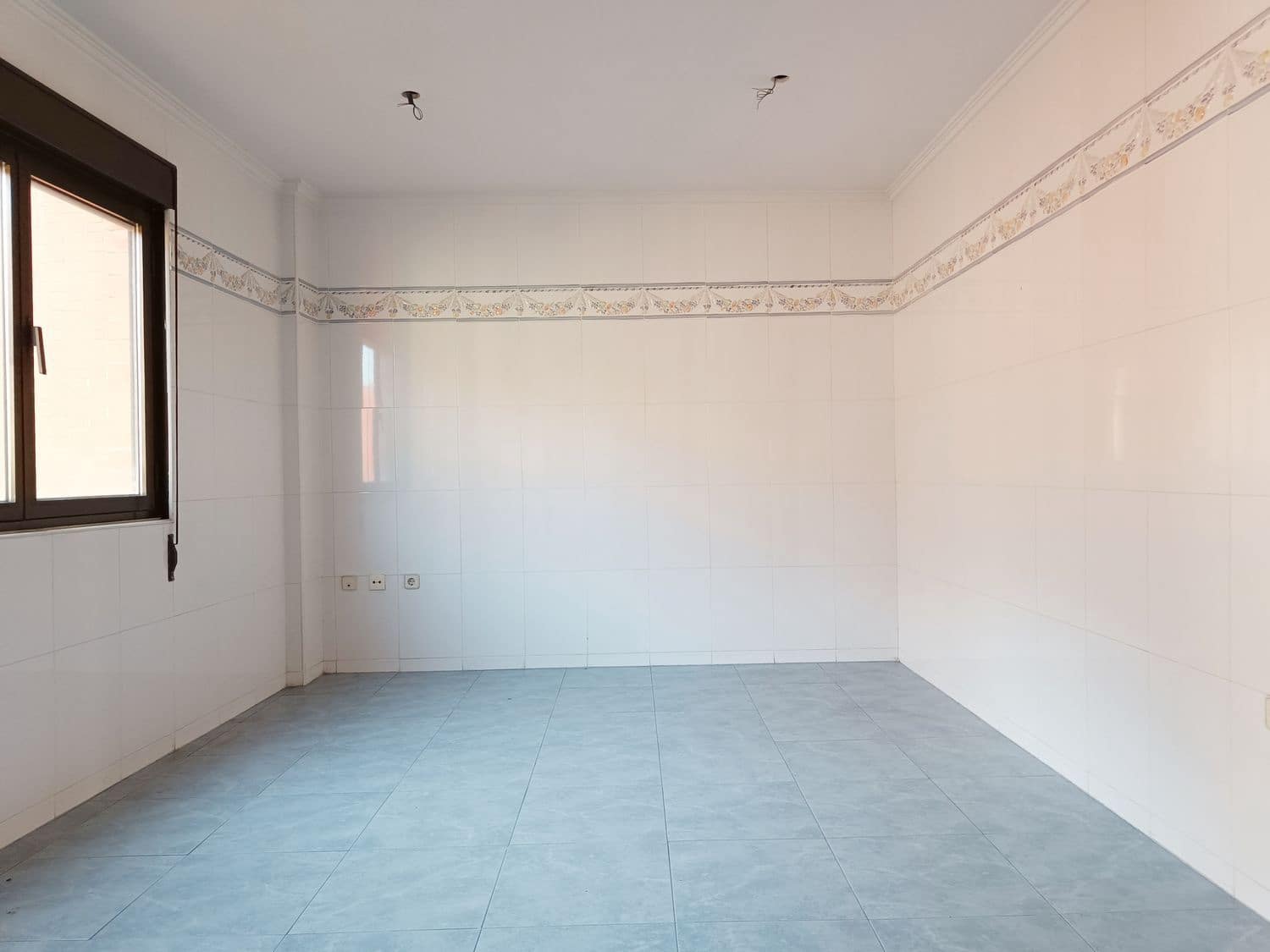 Erhverv til salg i Lena - € 535.000 (Ref: 8303308)